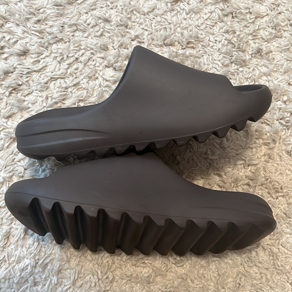 Yeezy slide “soot”